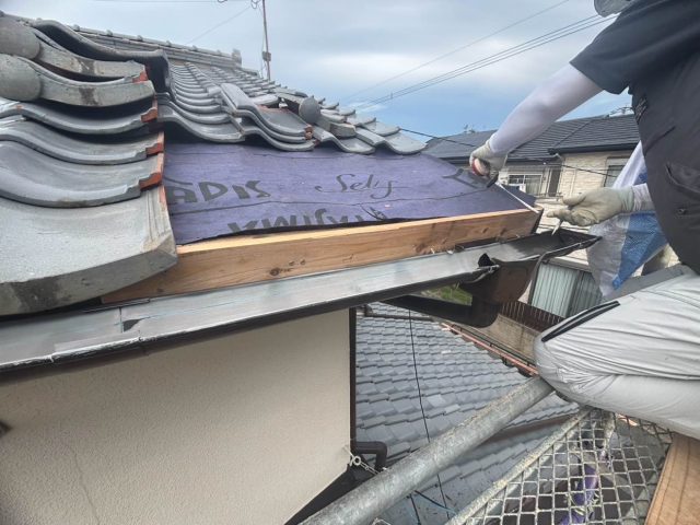 福岡市城南区で葺き直し工事に伴う防水紙施工