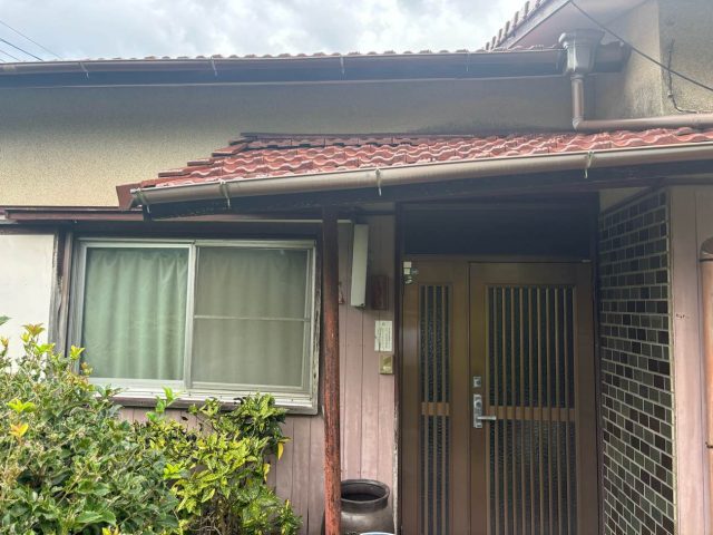 小郡市の傾いた玄関庇
