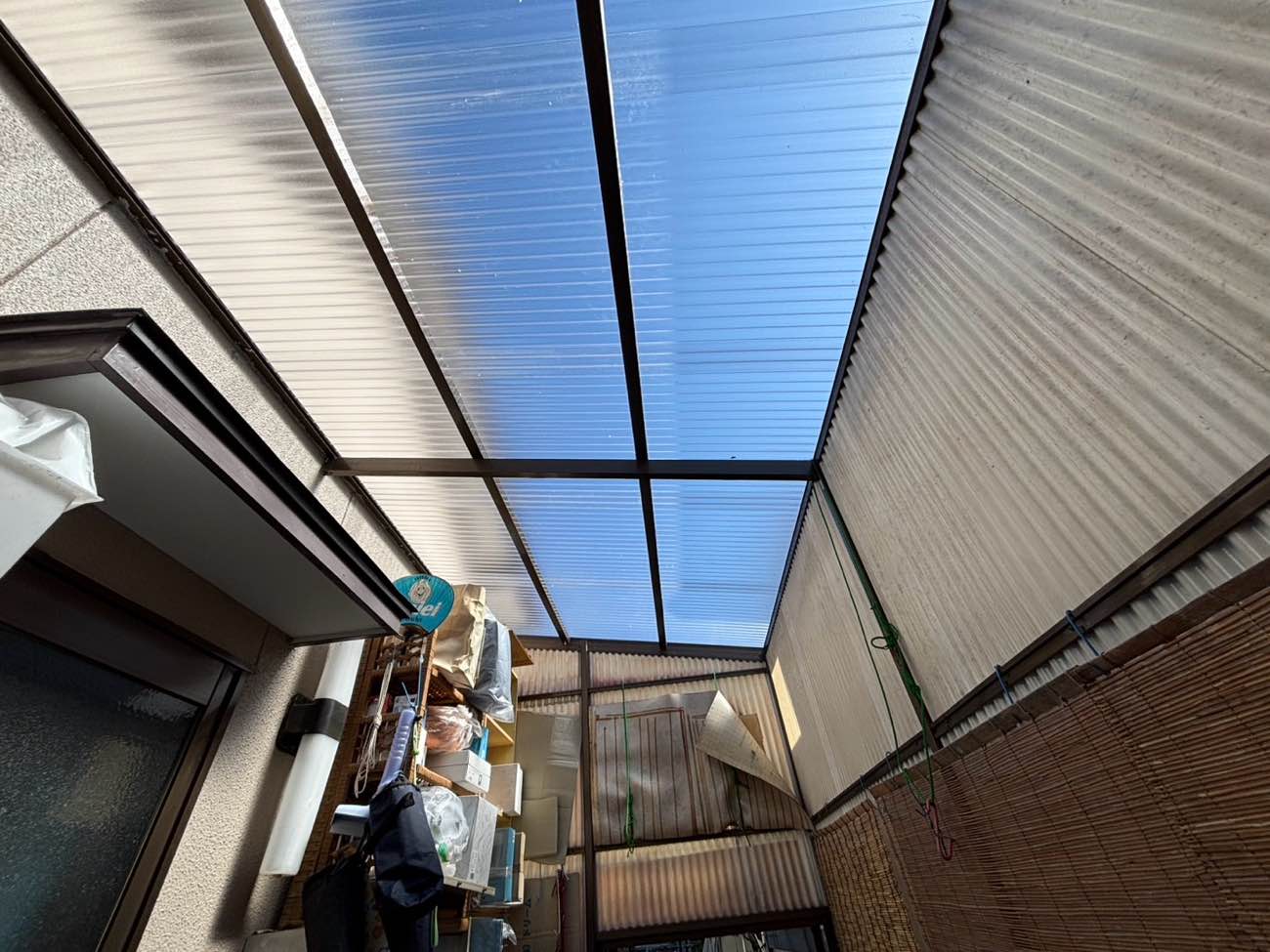 新しいポリカ波板の取り付け（屋根外側）