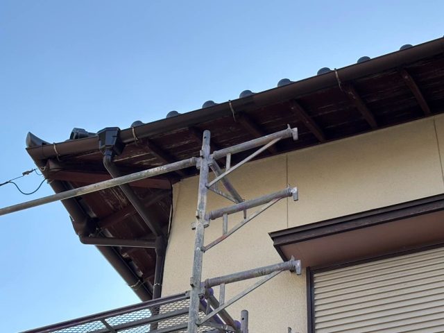 太宰府市で集水器交換のため足場を設置