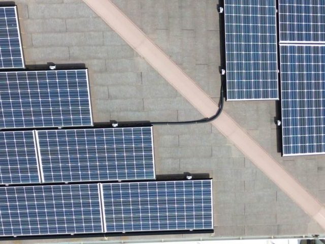 小郡市で太陽光パネルが乗った屋根の調査