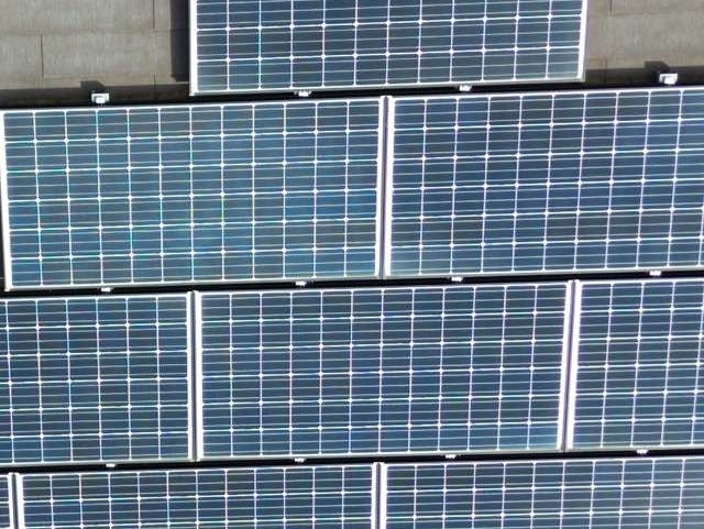 小郡市の屋根の太陽光パネル