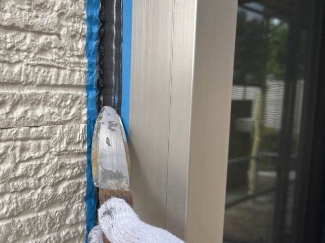 小郡市でシーリング充填後のヘラ押さえ