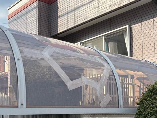 筑紫野市のカーポートの破損をテープで応急処置