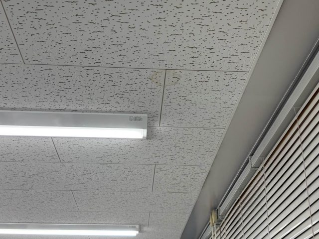 太宰府市の事務所の雨漏り被害
