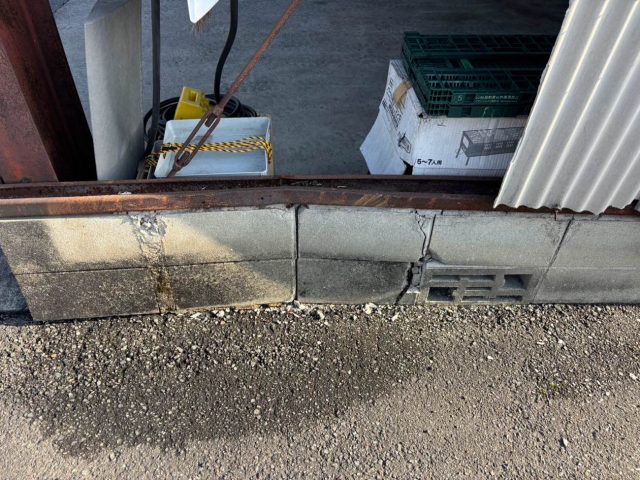 小郡市でトラック接触で凹んだ倉庫壁