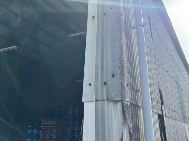 小郡市でトラックが接触した倉庫の壁