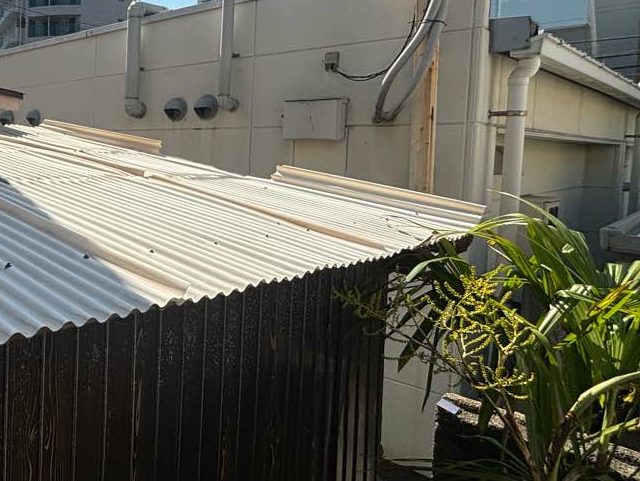 太宰府市にある店舗で倉庫屋根を調査