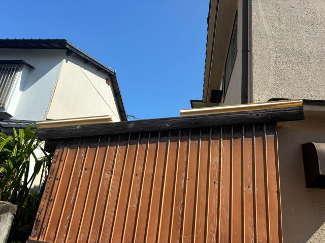 太宰府市で店舗物置の屋根が破損