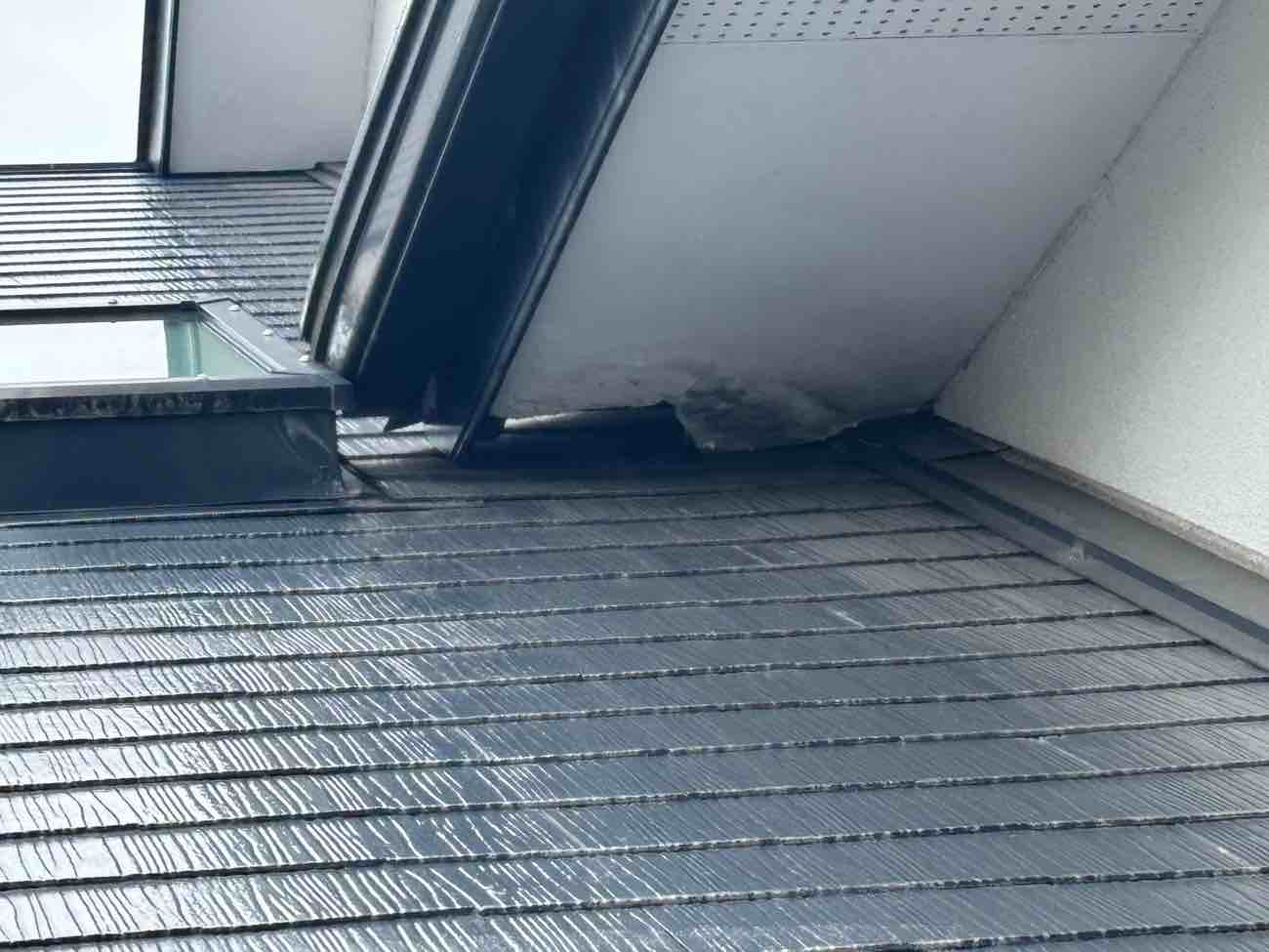 筑紫野市で屋根にできた隙間を確認