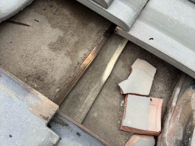 小郡市の調査で見つかった防水紙の劣化