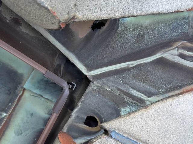 筑紫野市で谷板金の穴あきを確認