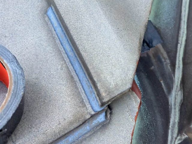 筑紫野市で谷板金の穴あきをテープ補修