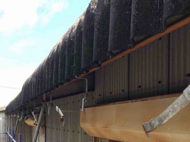 筑紫野市の工場の雨樋破損