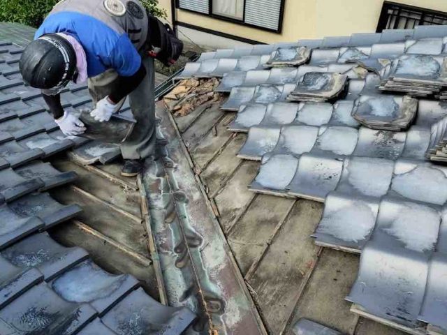 太宰府市で谷板金修理に伴い瓦撤去
