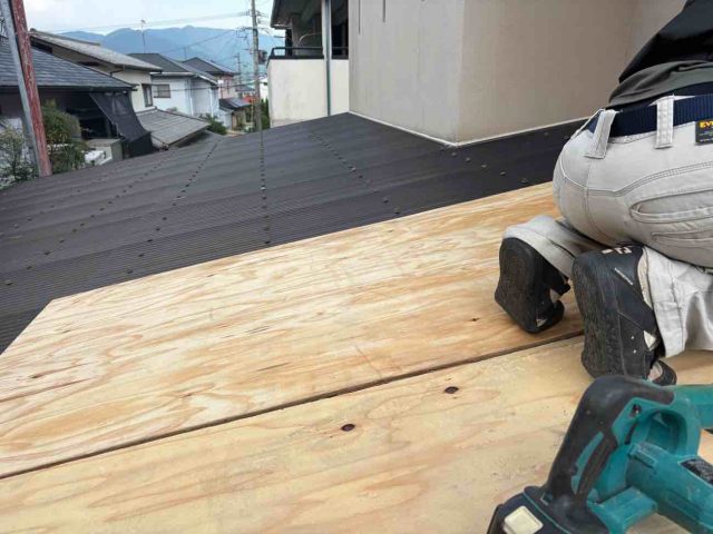 筑紫野市でカーポートの波板補修の様子