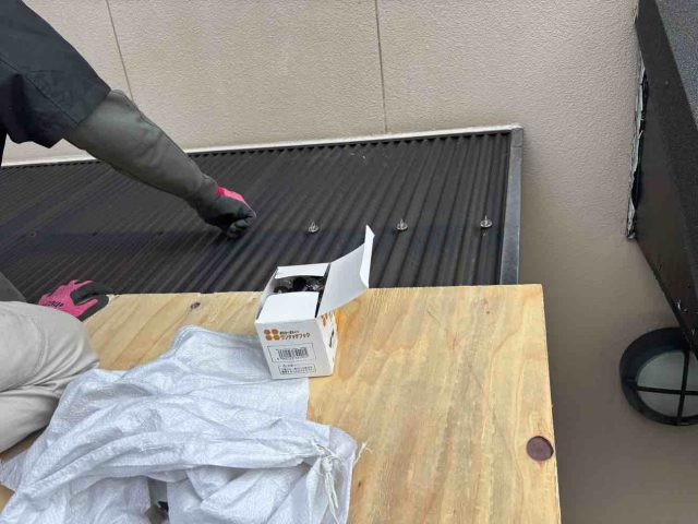 筑紫野市で新しいフックで固定中