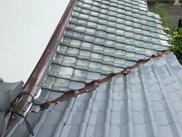 小郡市で瓦屋根の谷板金を調査