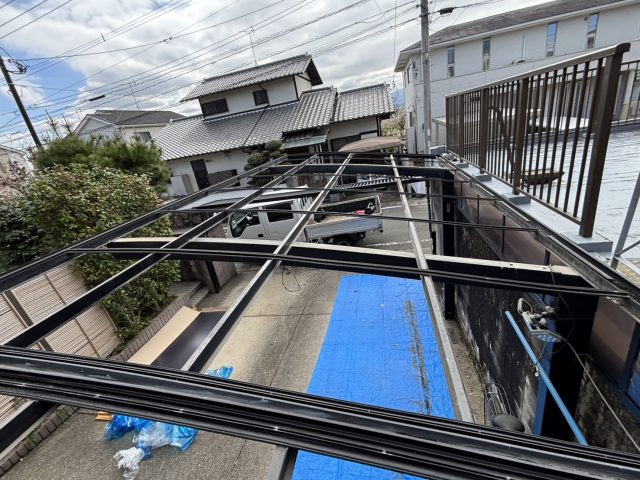太宰府市で破損した樹脂パネルを撤去