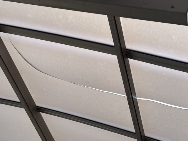 太宰府市の亀裂が入ったカーポート