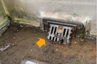 陸屋根の詰まった排水口