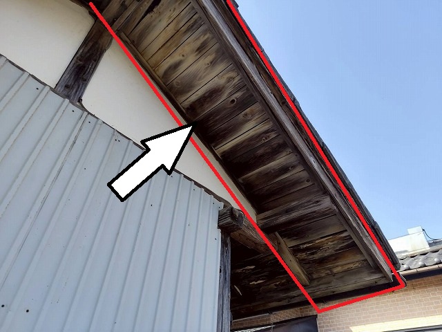 大崎市　屋根のザラ板が黒ずんでいる様子