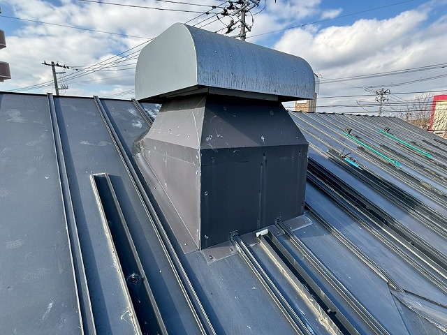 仙台市太白区　瓦棒屋根のベンチレーター周りから雨漏りしている
