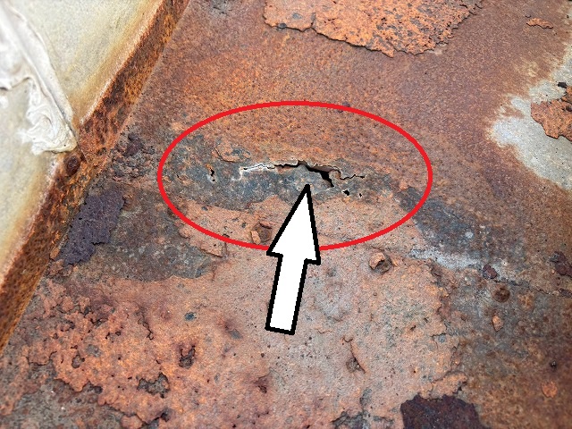 仙台市太白区　内樋の底に腐食が原因で大きく穴が開いている様子