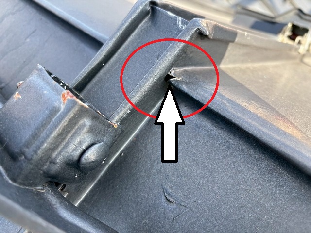 仙台市太白区　屋根の頂部に切れ目が入っている