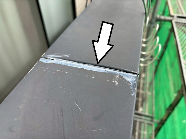 仙台市泉区　板金笠木のジョイント部のコーキングが切れて雨漏りしている様子