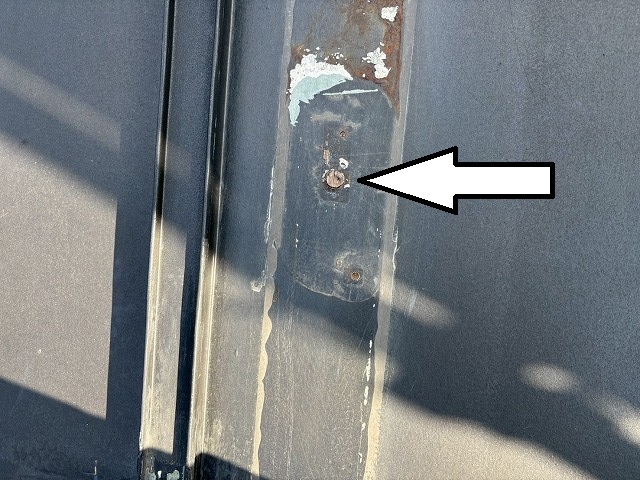 仙台市太白区　屋根本体にボルトの穴が空いたままになっている