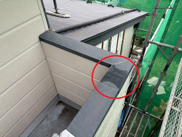 仙台市泉区　板金笠木の上に雨水が溜まっている様子