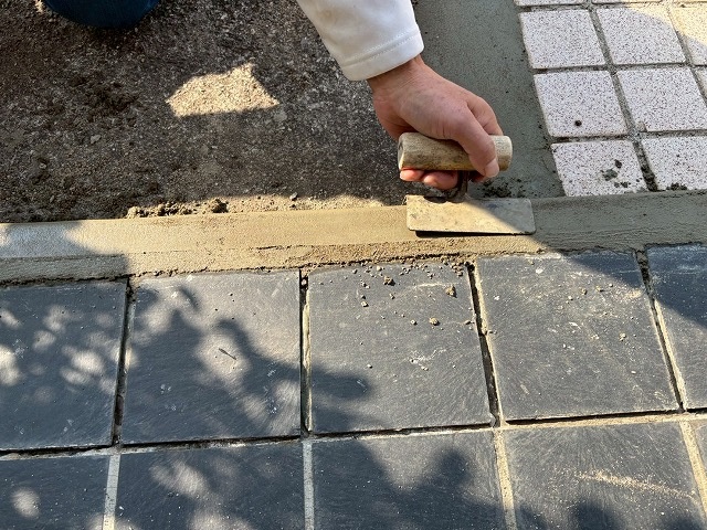 剥がれていた玄関ポーチの立ち上がり部もモルタルで仕上げ