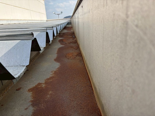 仙台市太白区　パラペット内部の内樋の様子