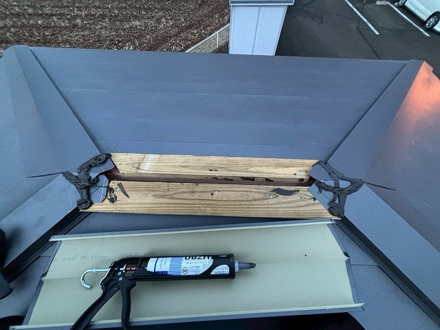 仙台市青葉区　物置屋根に棟包み板金を設置した