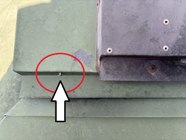 仙台市青葉区　棟包み板金を固定している釘が浮いている