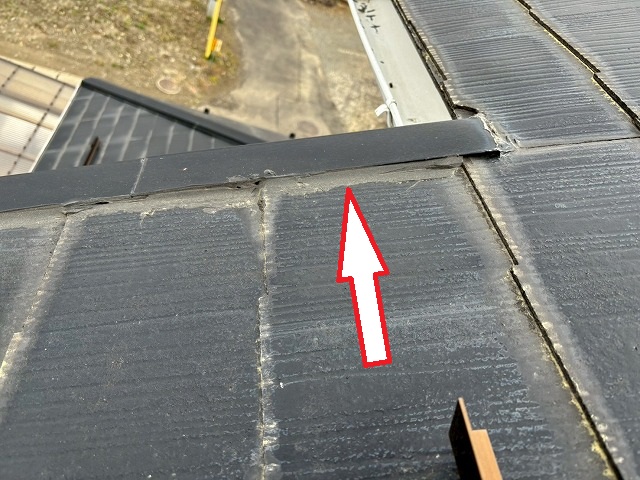 仙台市太白区　ケラバ板金にコーキングが施されているため、雨水の出口が塞がれてしまっている様子