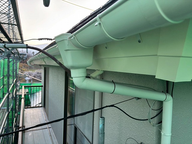 富谷市　半丸型の軒樋アイアン丸105を使用した