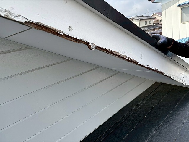 仙台市太白区　破風板の下がボロボロに腐食している様子