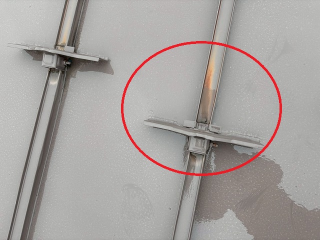 仙台市青葉区　雪止め金具からサビ汁が出ている