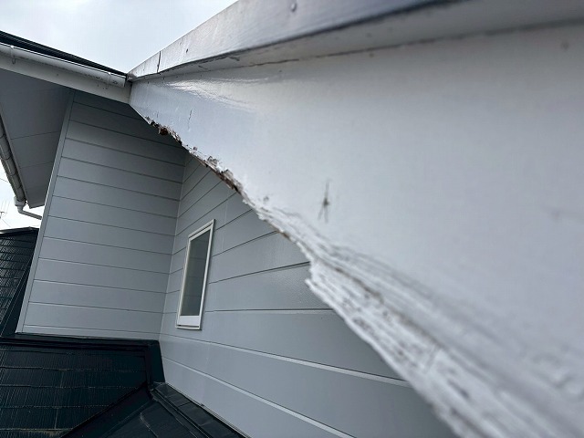 仙台市太白区　木製の破風板が腐食している様子