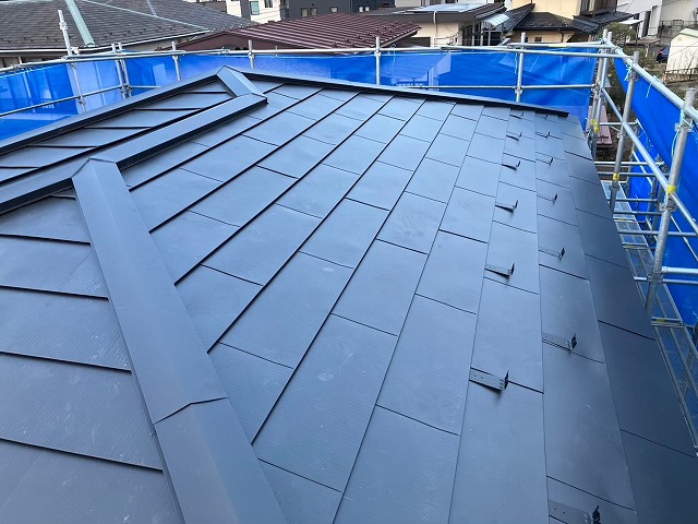 仙台市泉区　断熱材付きの横葺き屋根で屋根カバー工事を行った