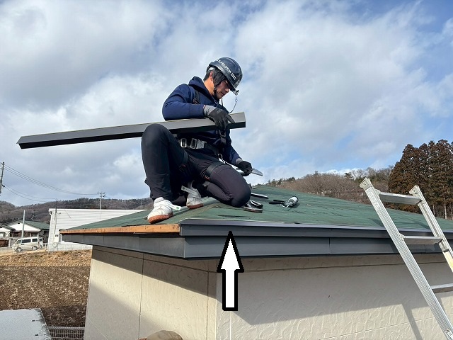 仙台市青葉区　物置屋根に新しい軒先水切りを設置