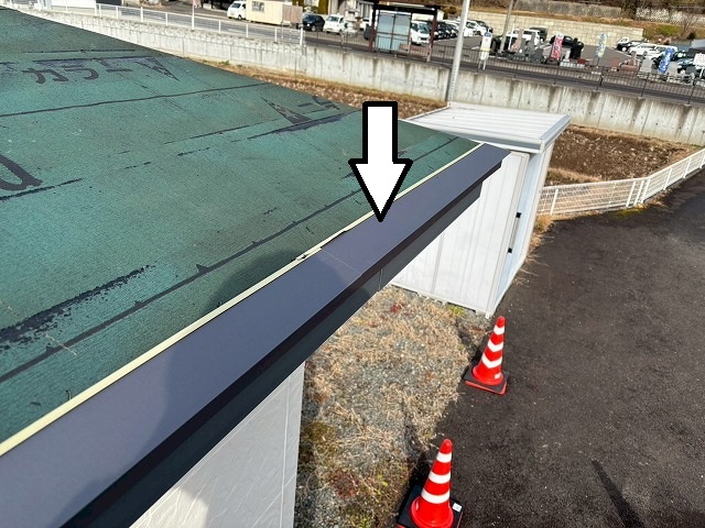 仙台市青葉区　物置屋根の軒先に軒先水切りを釘で固定した