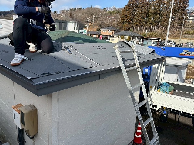仙台市青葉区　物置屋根にルーフィングをハンマータッカーで固定している