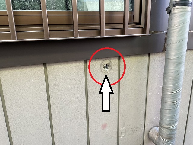 仙台市太白区　ガス管を撤去したことにより外壁に穴が開いたままになっている