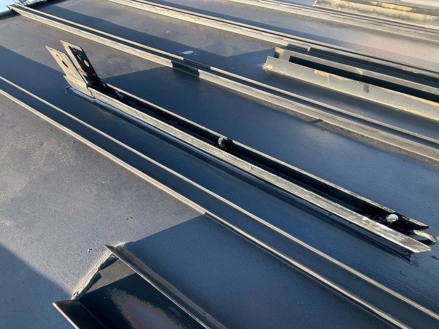 仙台市太白区　屋根の上に直接固定された鉄骨の様子
