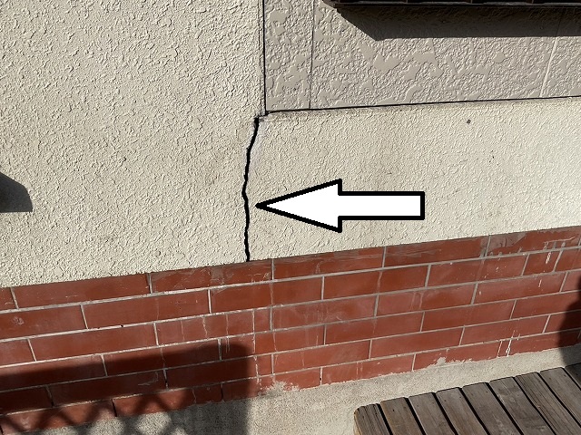 仙台市太白区　サッシ下外壁が割れている