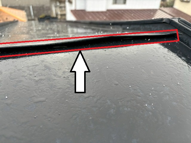 仙台市青葉区 瓦棒屋根の僅かな隙間から雨漏りしている