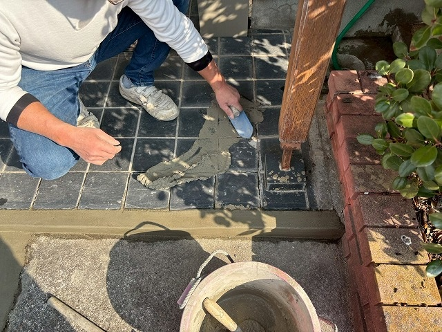仙台市太白区 既存のタイルを元に戻して目地詰め作業